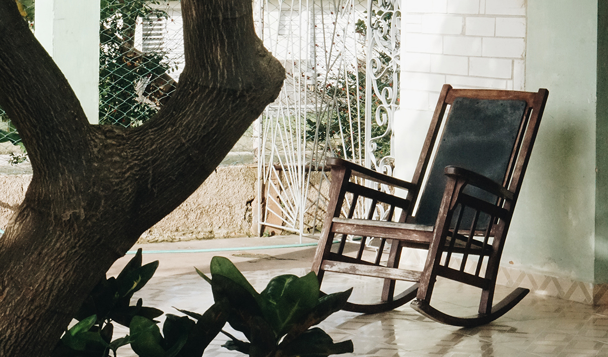 Rocking chair en bois pour terrasse ou jardin champêtre