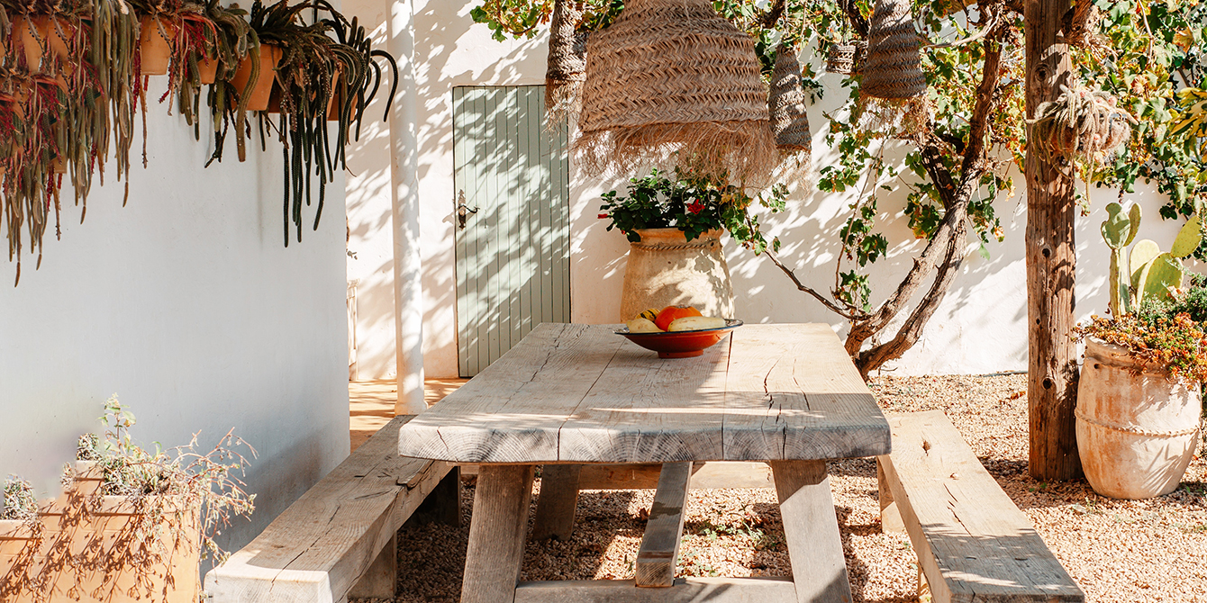 Le banc de jardin : l'atout convivialité pour vos repas en extérieur !