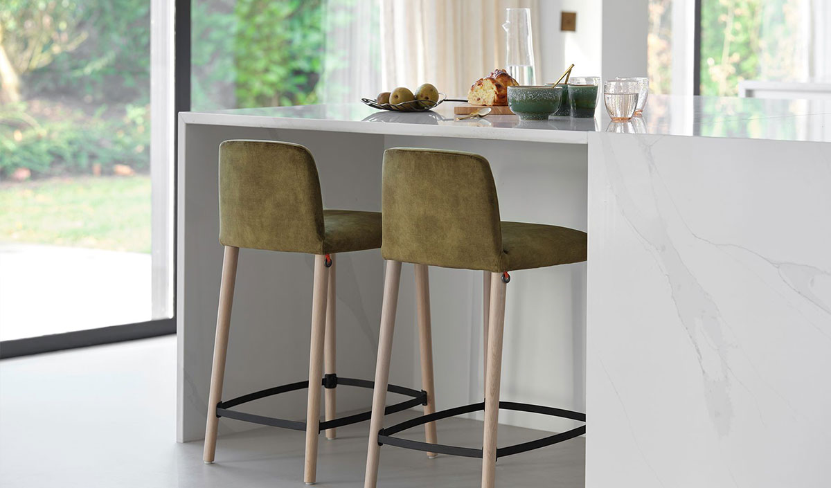 Tabouret en bois et tissu vert dans une décoration moderne