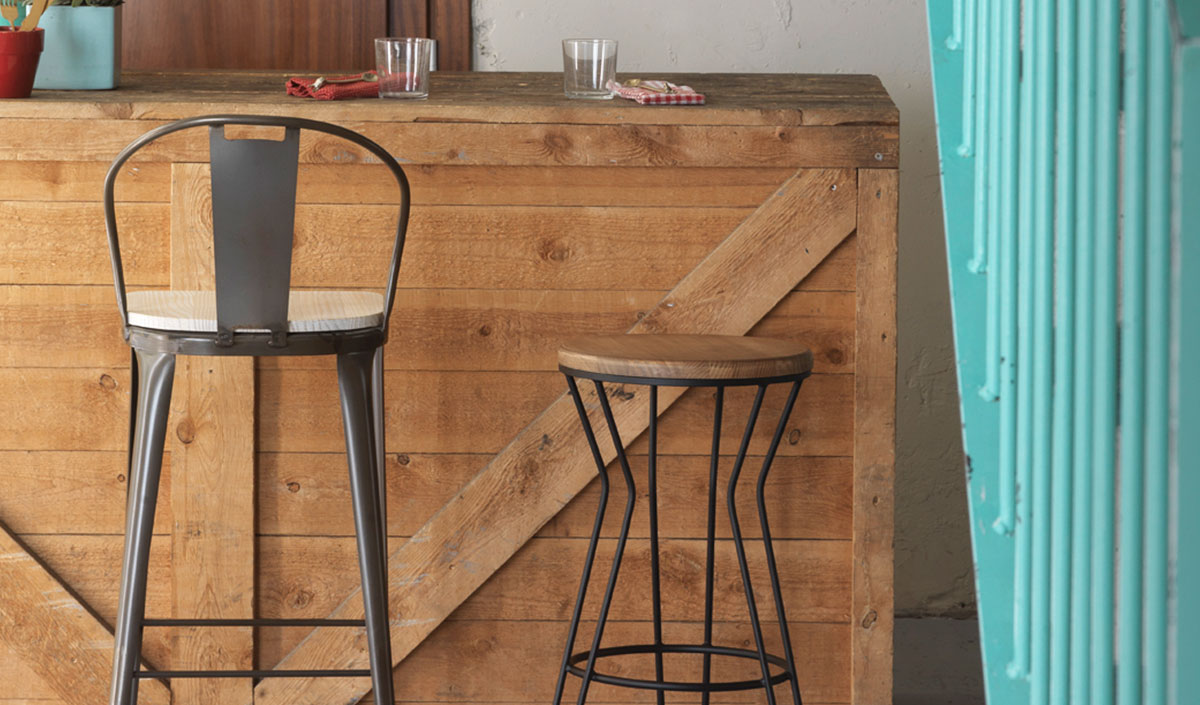 Entretien d'un tabouret de cuisine en bois 