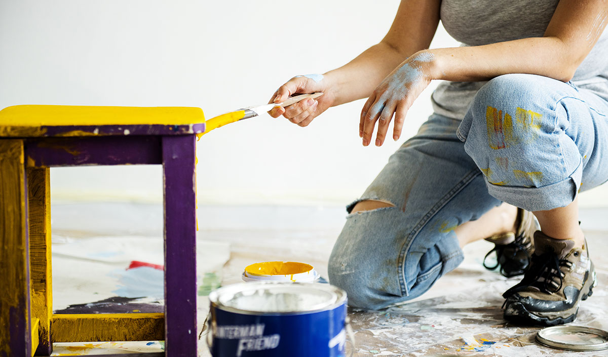 Repeindre son tabouret de cuisine en jaune