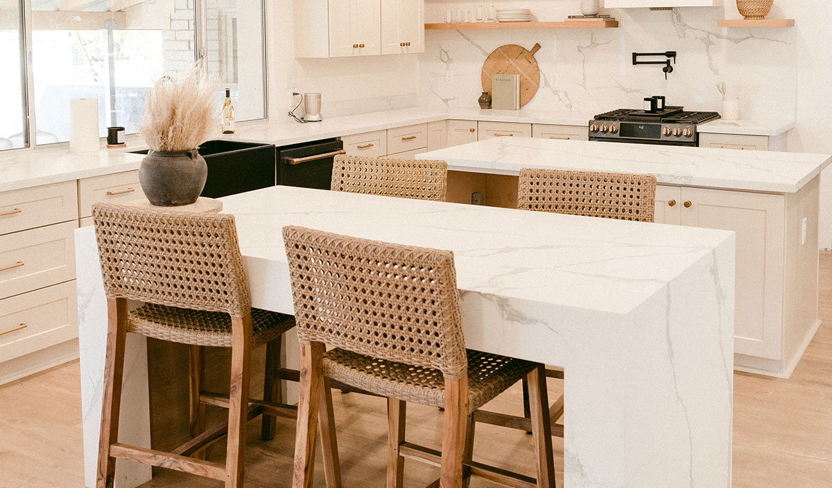 Nettoyer une table de cuisine en Dekton