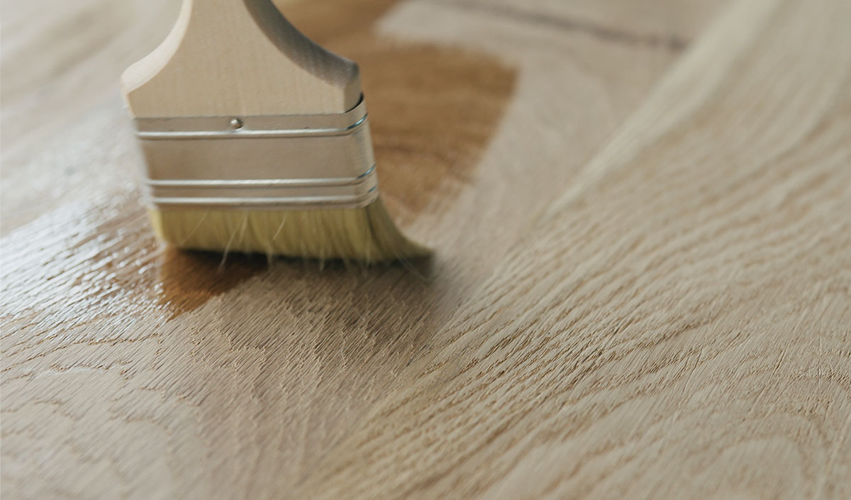 Passer un vernis sur votre meuble de cuisine après l'avoir repeint