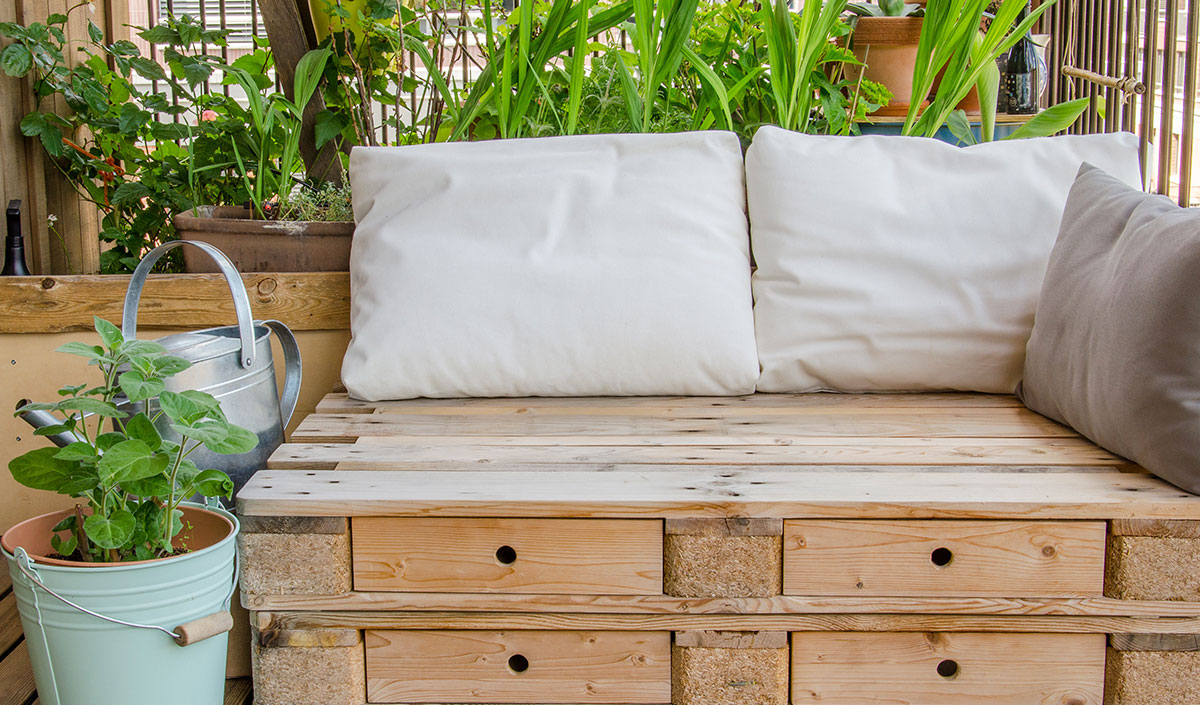 Canapé de jardin en palette DIY pour une note d'originalité