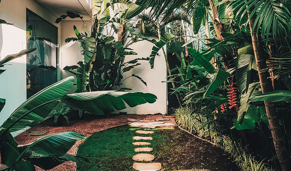 Décorer un petit jardin en longueur 