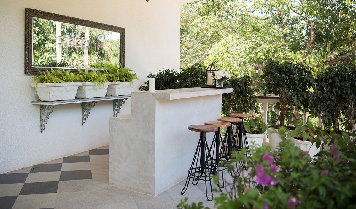 Table de bar de jardin et tabouret de bar pour une décoration originale