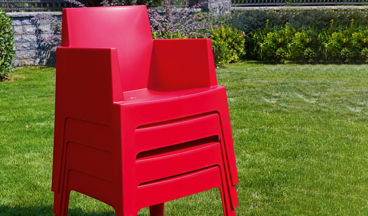 Fauteuil rouges empilable pour le jardin