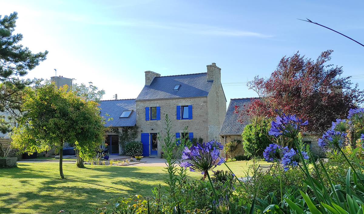 Maison bretonne aux volets bleus avec grand jardin