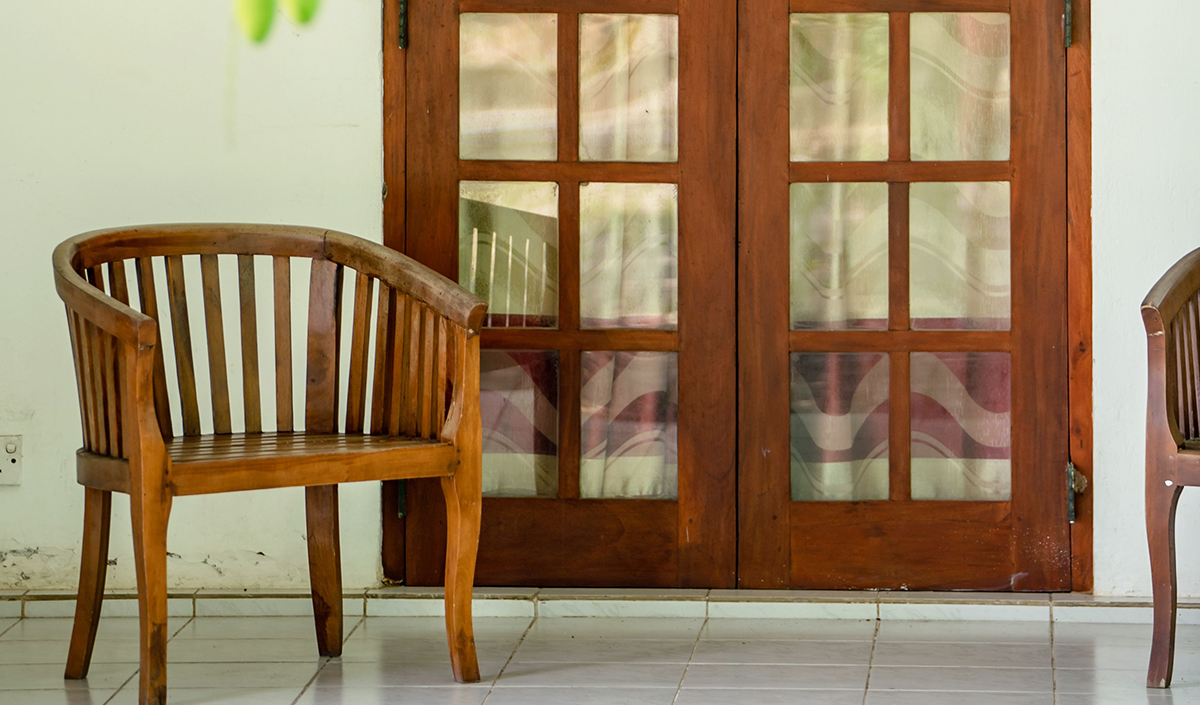 Choisir fauteuil en bois pour le salon