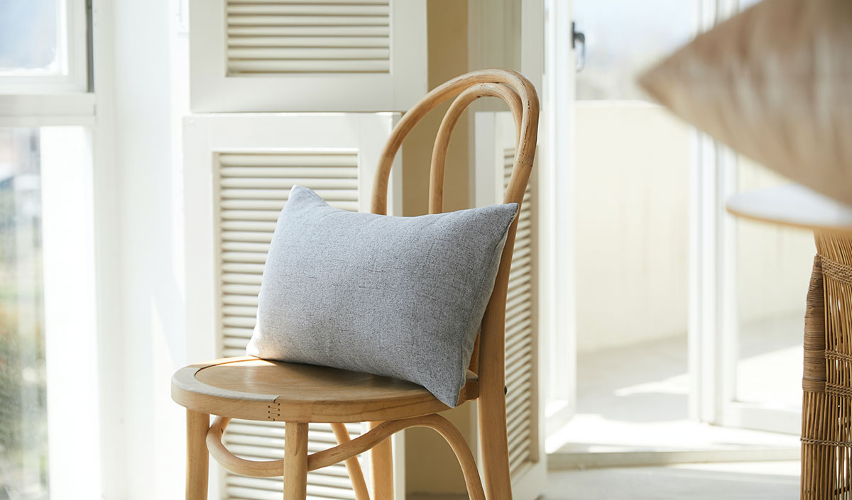 Déco de salon chaise bistrot en bois 