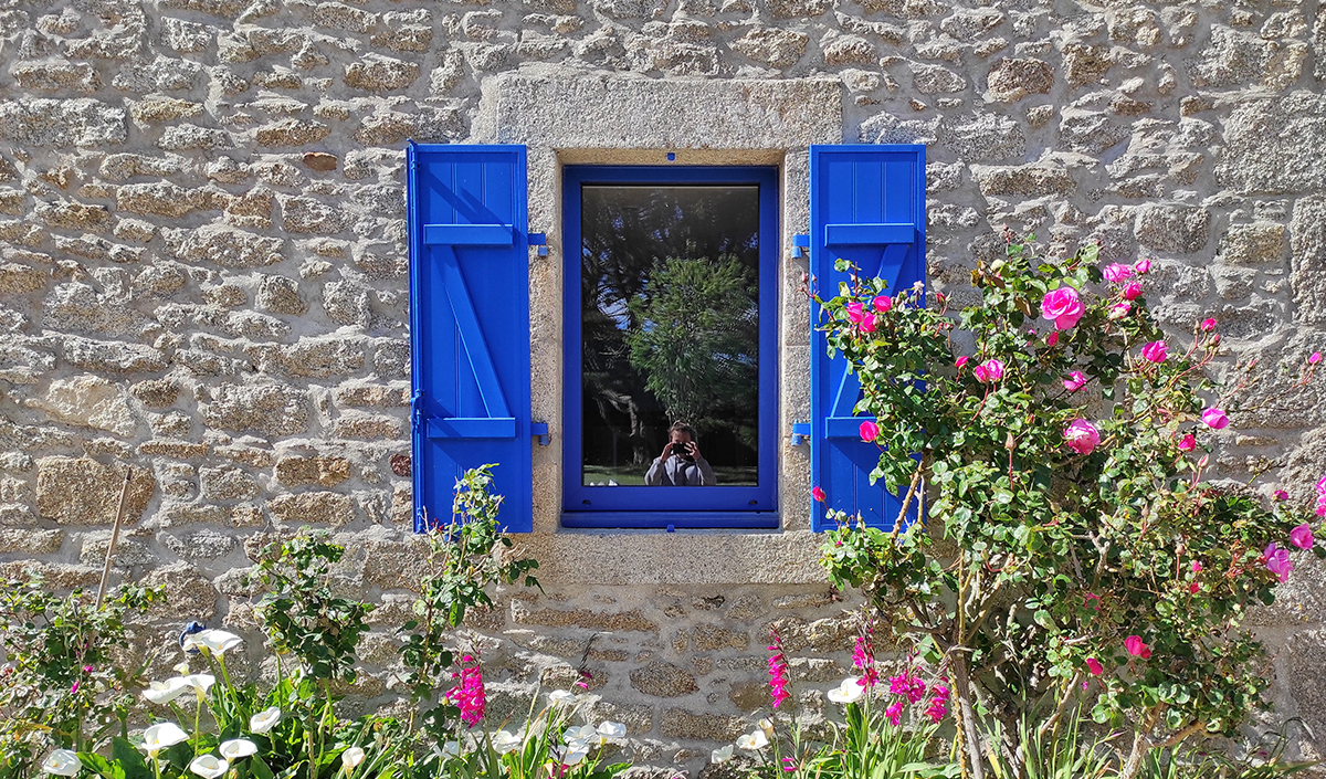 Maison en pierre bretonne aux volets bleus