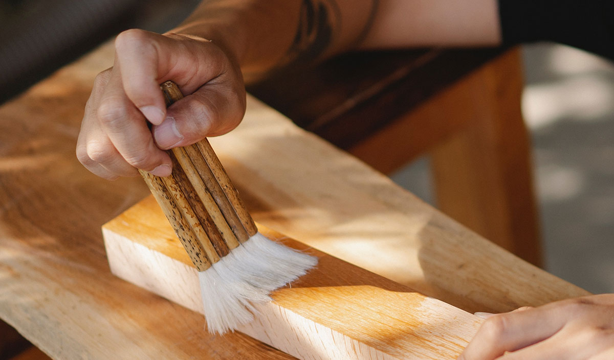 Protection des meubles en bois avec un vernis