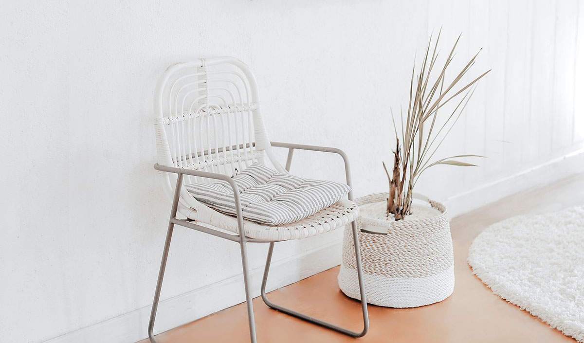 Chaise en rotin blanche pour le salon