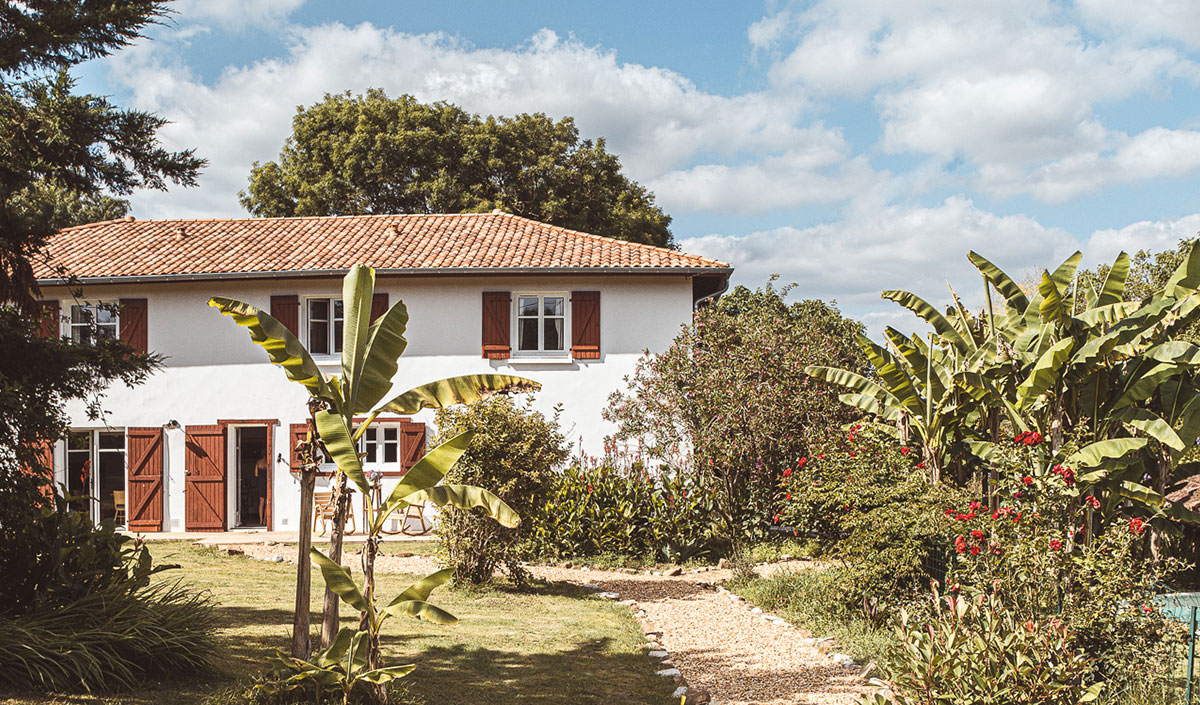 Maison basque à volets rouge