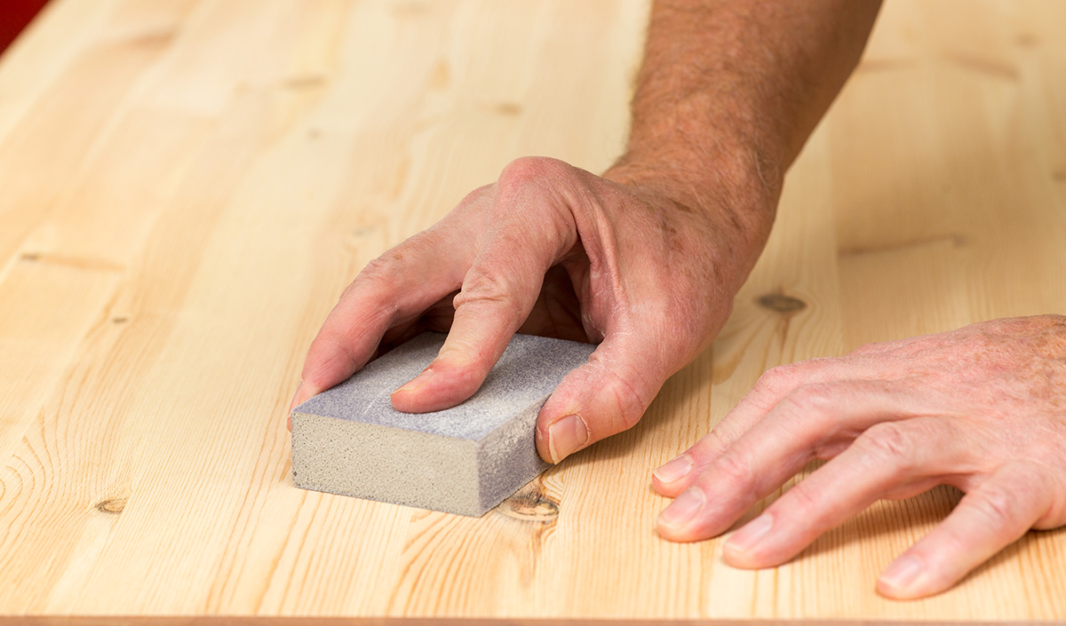 Comment poncer un meuble en bois ?