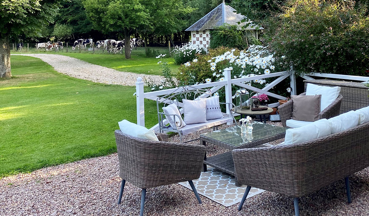 Normandie : maison typique avec terrasse en campagne