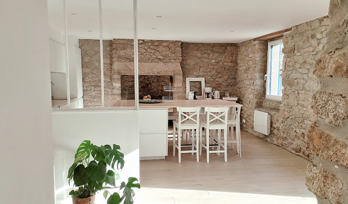 Maison bretonne typique en pierre de granit : cuisine