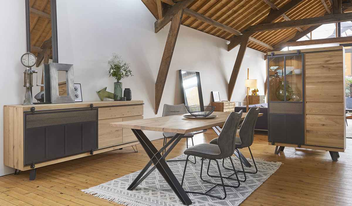 Table industrielle dans une décoration en bois