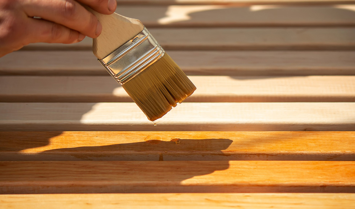 Tous les conseils pour vernir un meuble en bois