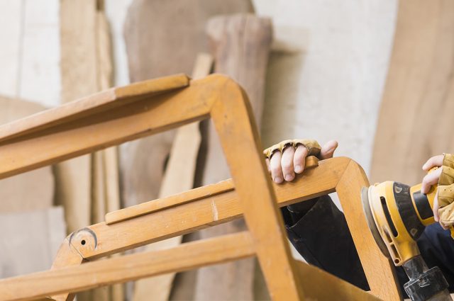 Comment poncer un meuble en bois ?