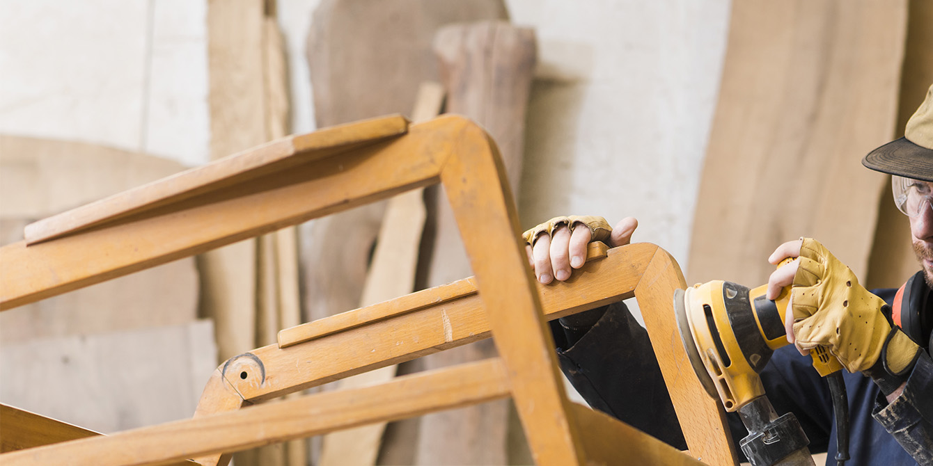Comment poncer un meuble en bois ?