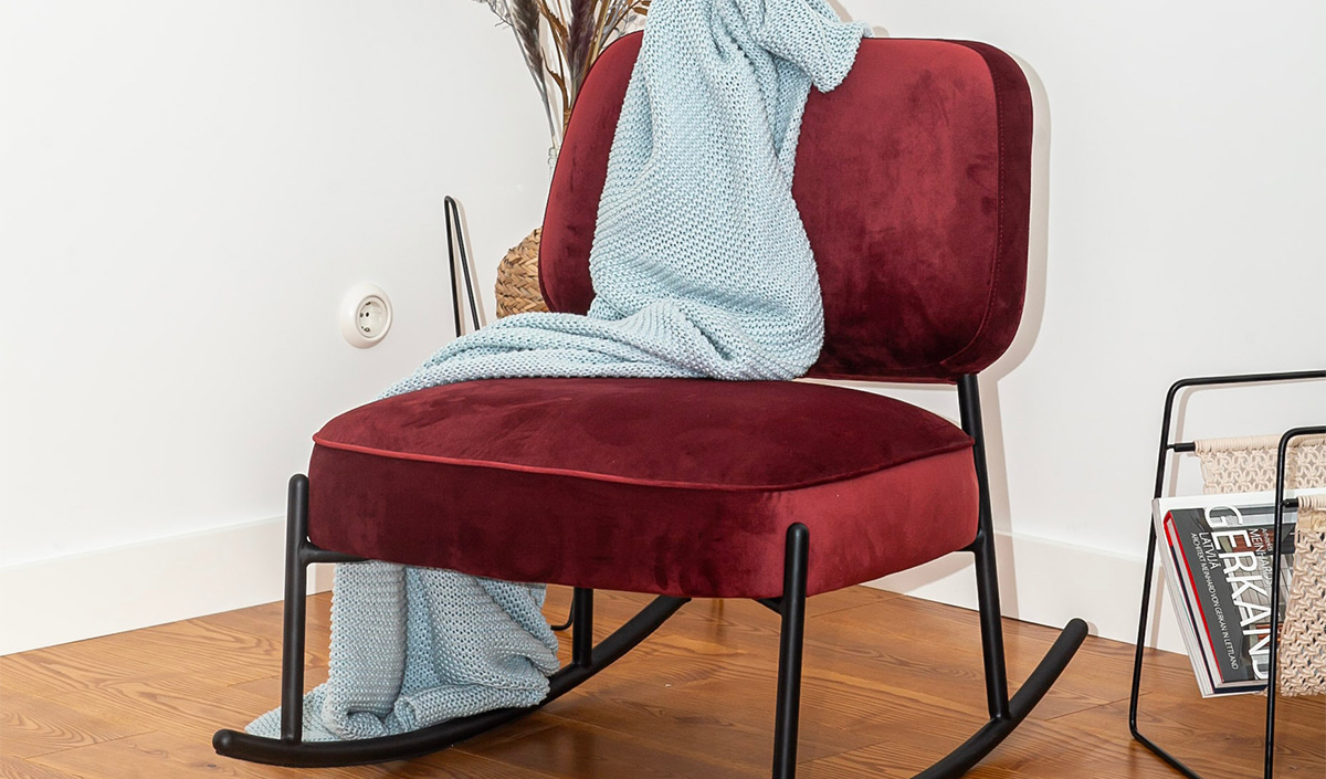 Fauteuil rouge et parquet en bois foncé