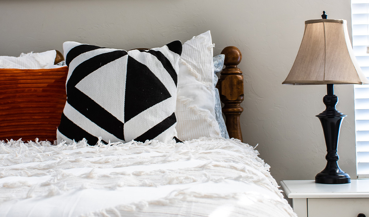 Coussin de lit avec motif géométrique