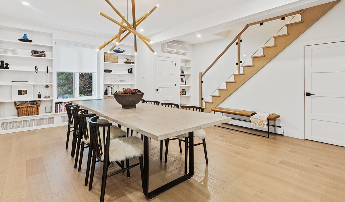 Table en bois clair et parquet en bois clair 