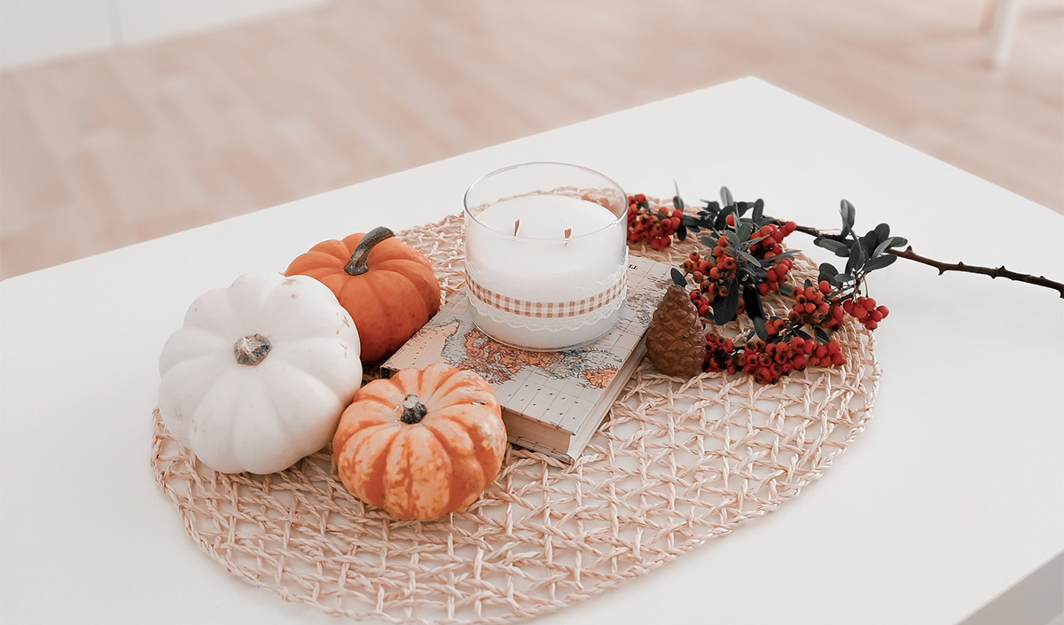 Décoration de table d'automne avec citrouilles et potirons