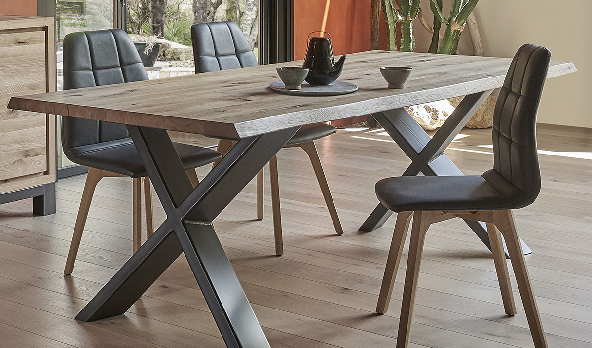 Pieds de table métalliques en X avec plateau en bois