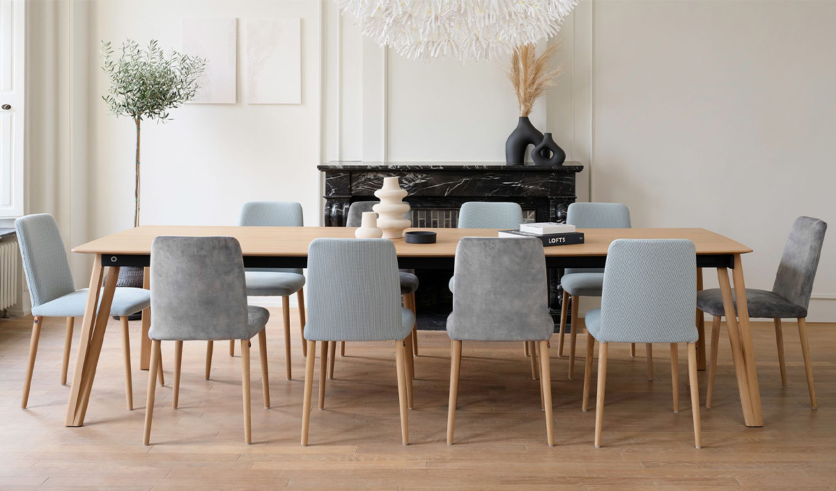 Table en bois et chaises grises 