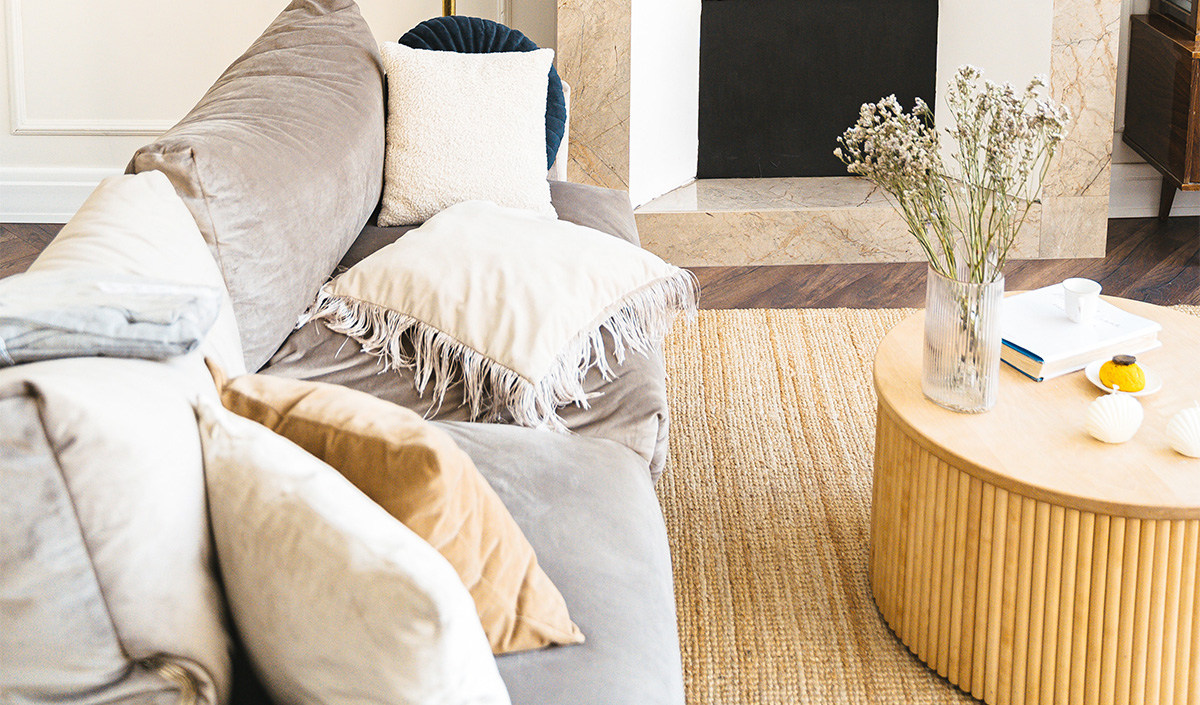 Associer meuble en bois clair et fibres textiles naturelles