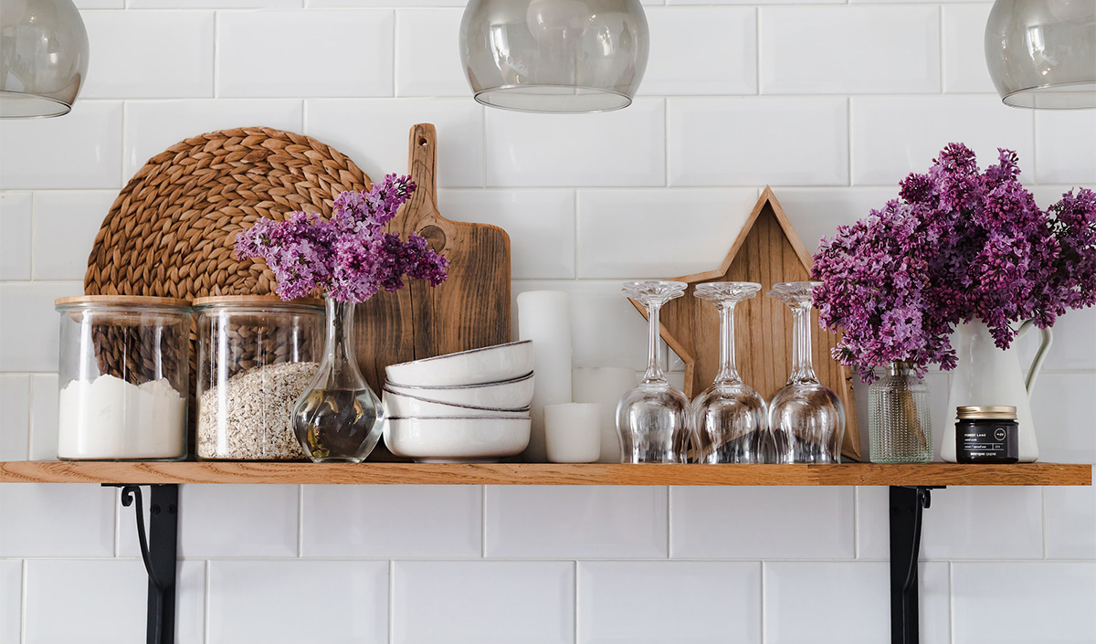 Décoration violette avec bois foncé