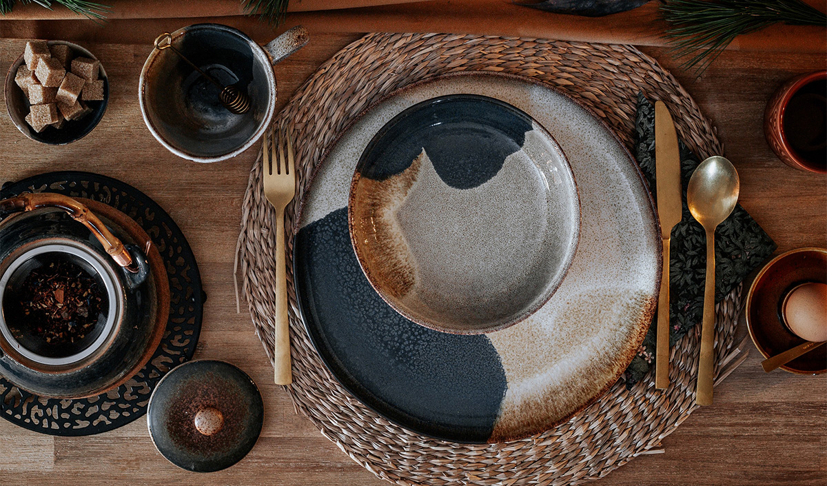 Assiettes et couverts pour décoration d'automne