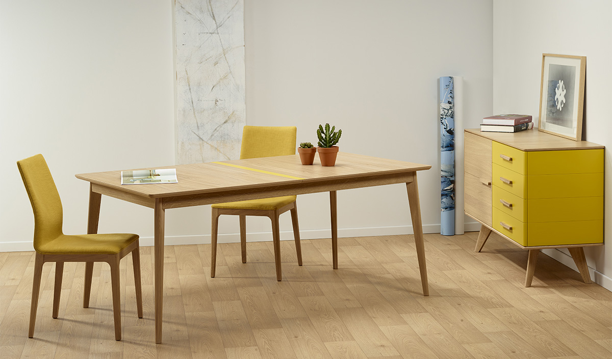 Table en bois clair et liseré jaune