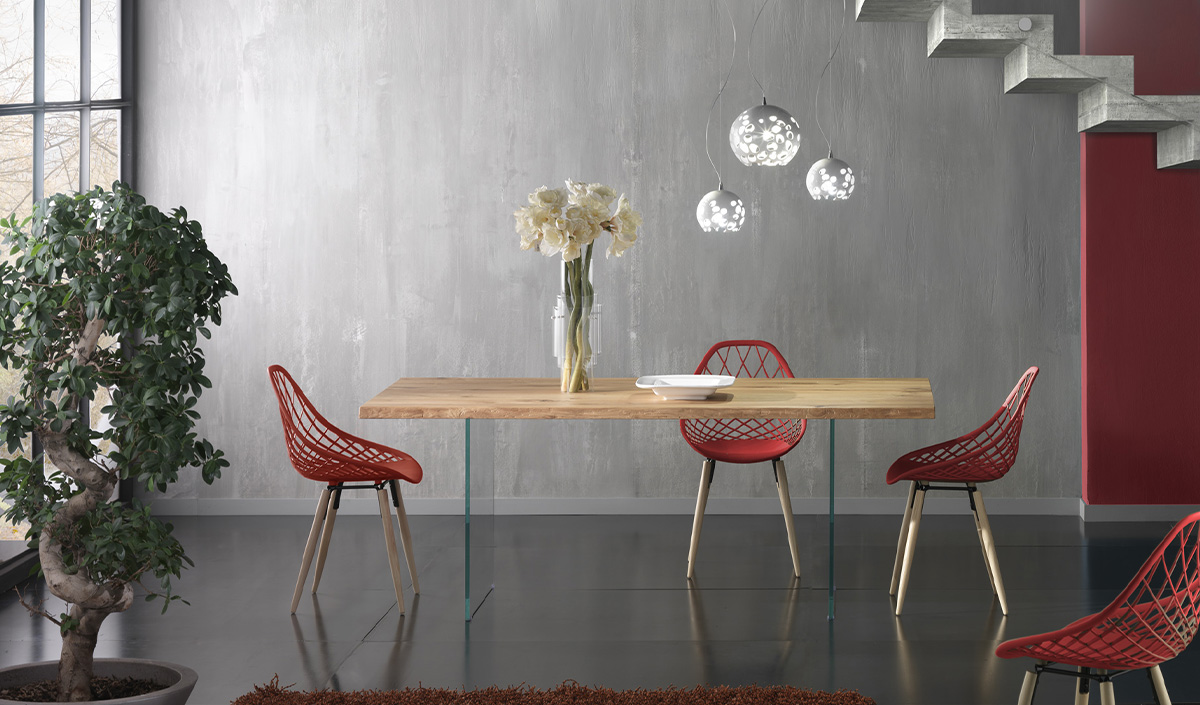 Chaise rouges et table en bois clair