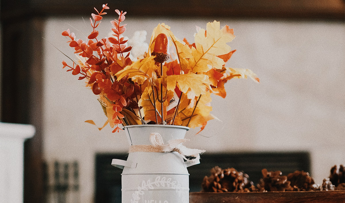 Vase de feuilles d'automne séchées pour la table à manger