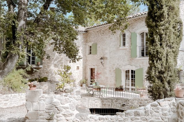Maison provençale : visite déco d’un ancien moulin en pierre