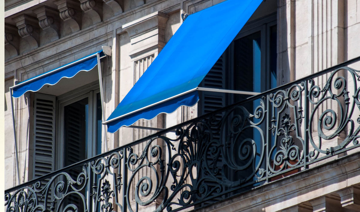 Store banne bleu pour balcon d'appartement