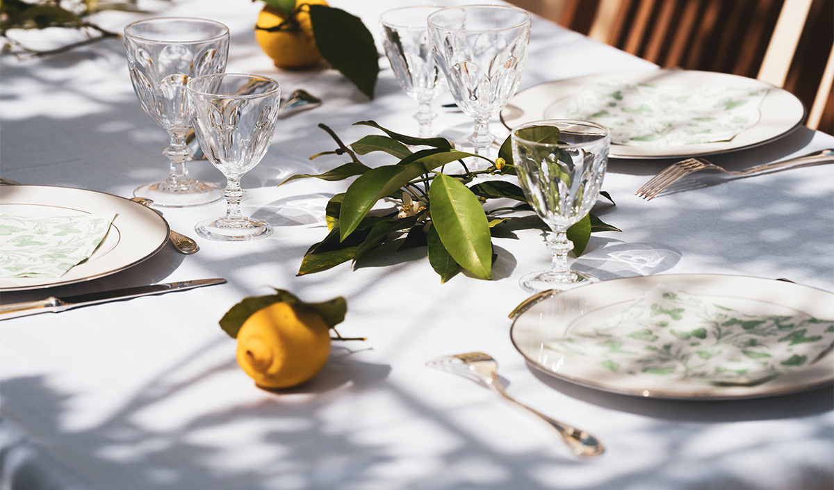 L'eau et le vin à table - La maîtresse de maison à table