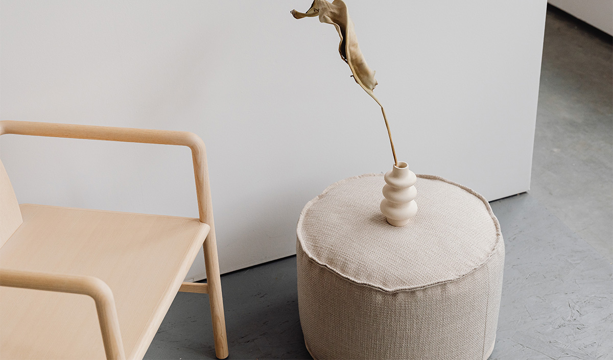 Pouf minimaliste en tissu sergé 