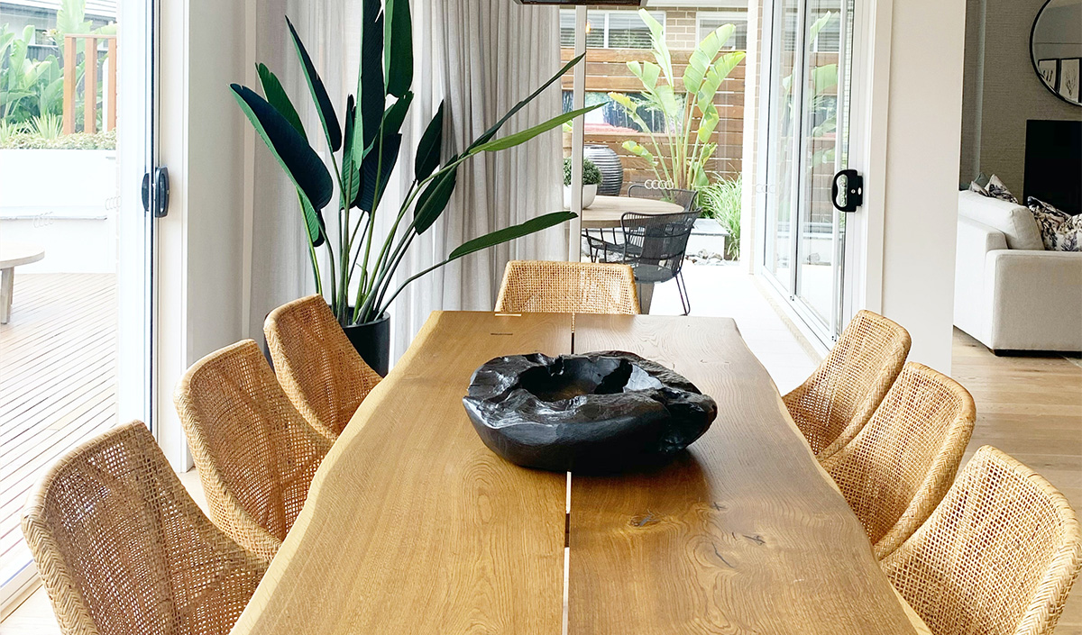 Nettoyer une table en teck avec du bicarbonate de soude naturel