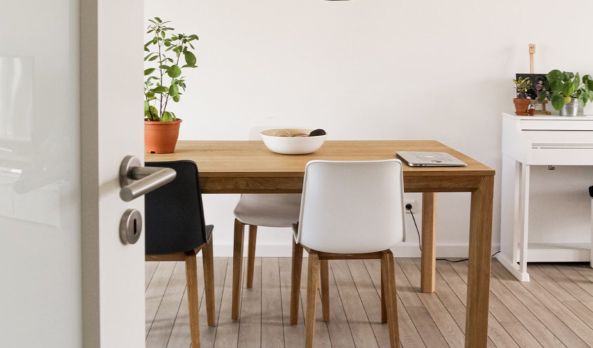 Entretenir une table de salle à manger en teck