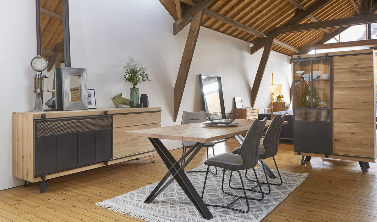 Table en bois brut et pieds en métal croisé de style industriel