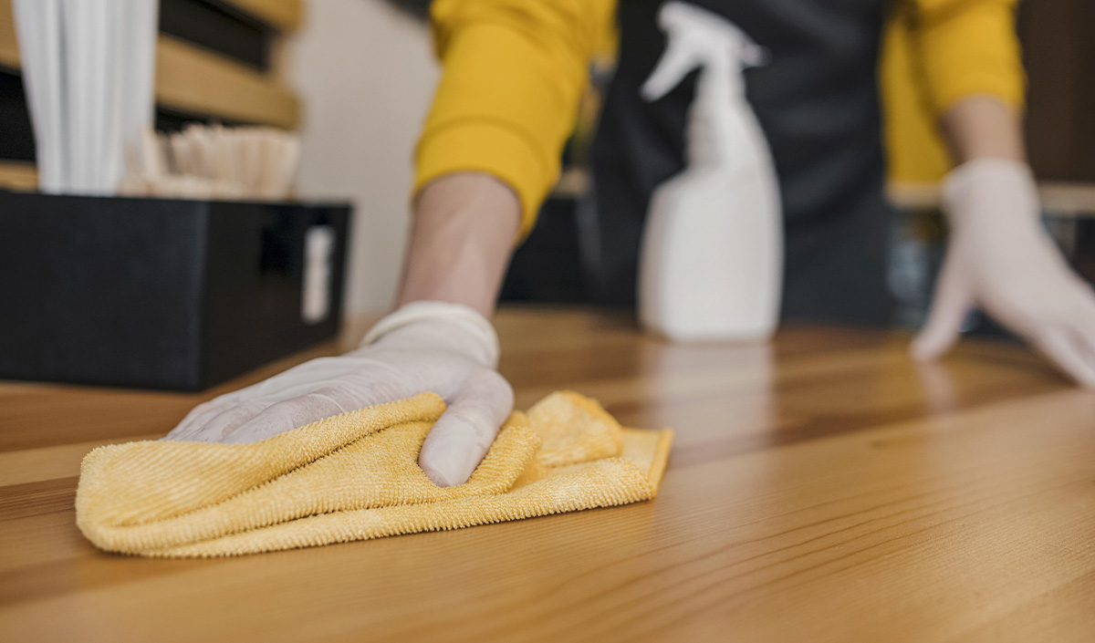 Comment enlever une tache sur une table en bois massif ? 