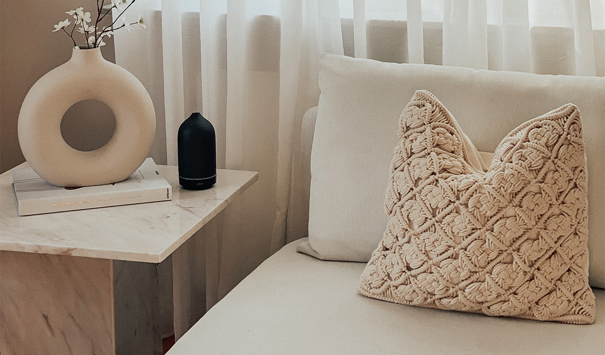 6 conseils pour décorer votre canapé avec des coussins - Carré blanc  magazine