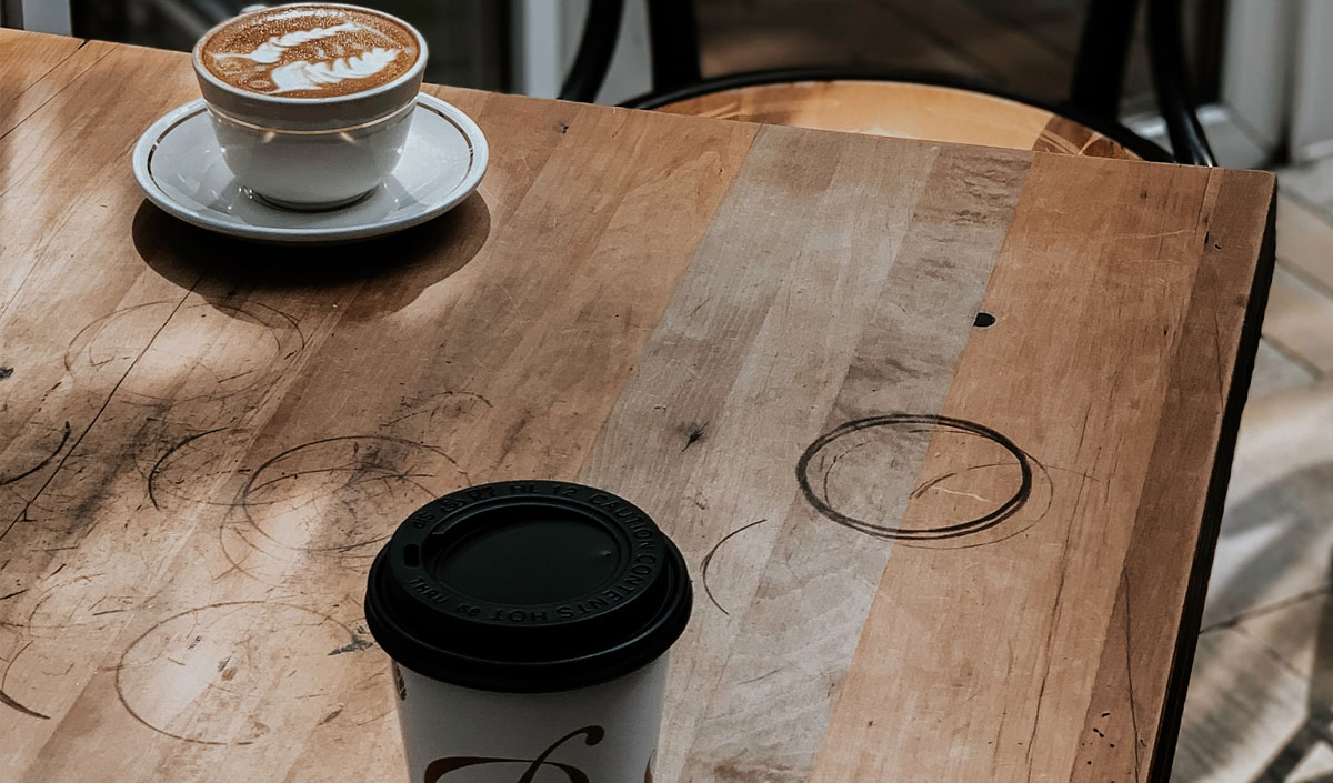 Les produits d'entretien pour une table en bois en cas de bois qui colle