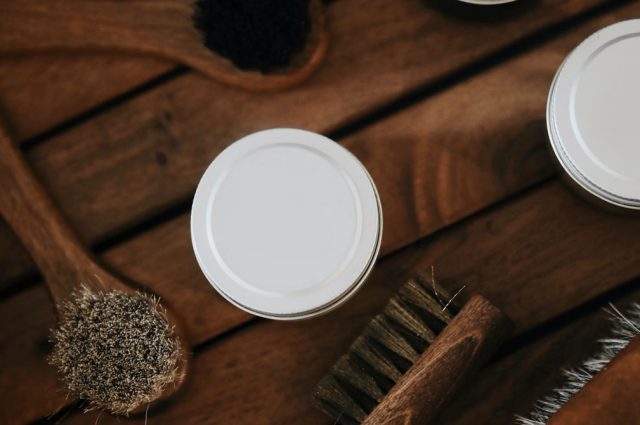 Quels produits d’entretien naturels utiliser pour nettoyer une table en bois ?