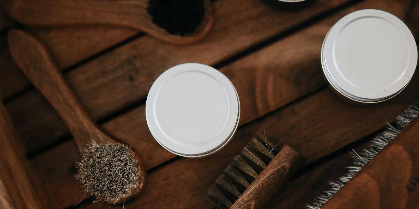 Quels produits d'entretien naturels utiliser pour nettoyer une table en bois ?