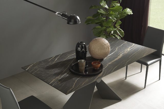 Une table en céramique doit-elle être protégée ?